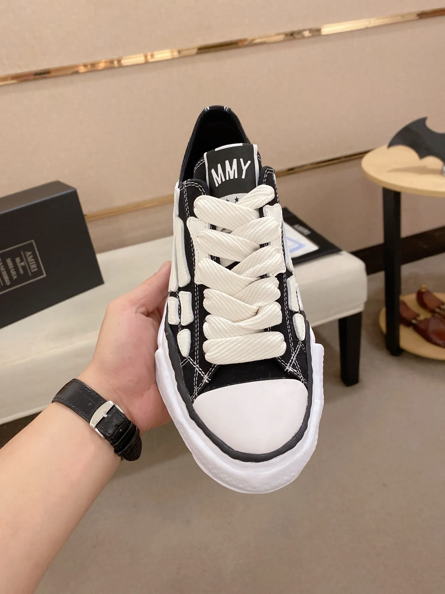 Men's shoes 💰: 580💰 High version [AMIRI] high-end men's shoes brand official website 1:1 latest masterpiece: original mold customization, the fabric is made of imported original materials, upgraded foam outsole, lighter and non-slip. The market's top quality, simple yet tasteful, a must-have for fashionistas, fashionable at your feet, full of confidence, the same style at the counter 👍The summer season is here. Code: 39-44. Can be customized45